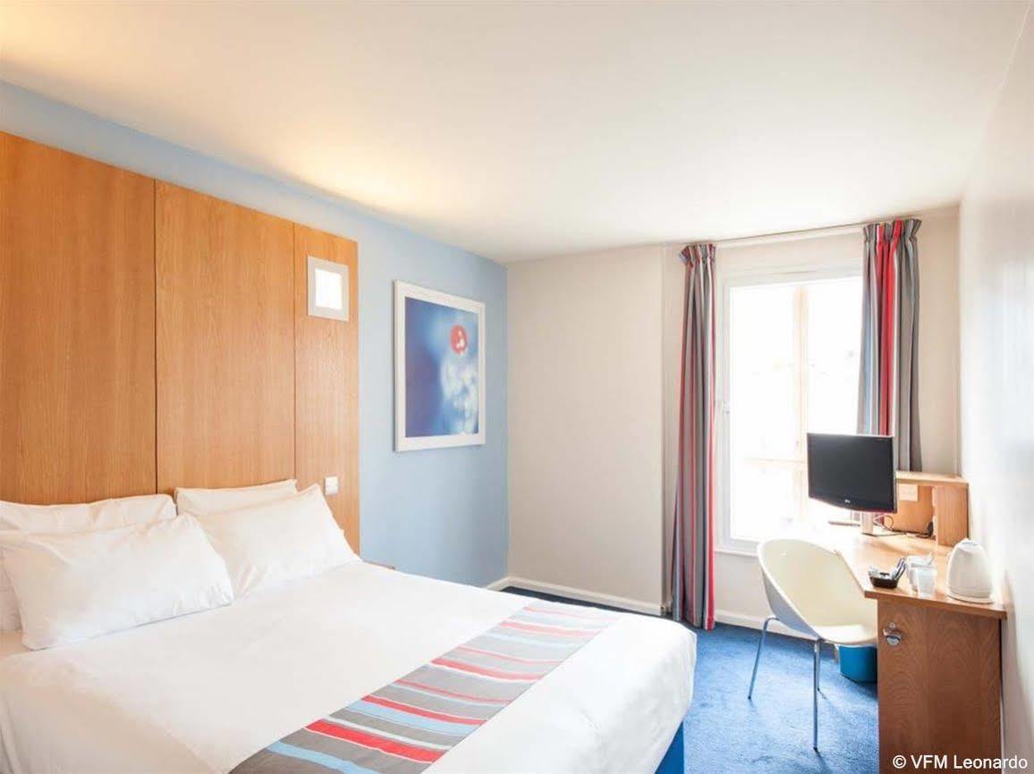 Ramada Encore Йорк Экстерьер фото